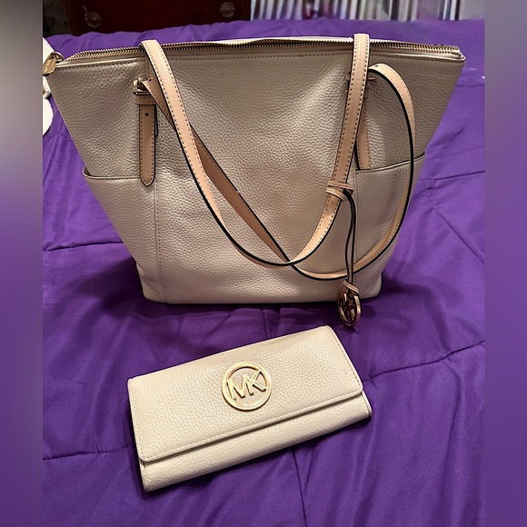Michael Kors Cream Tote with Wallet - Picture 1 of 13